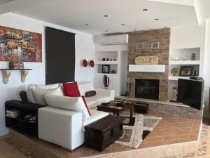 un soggiorno con un divano bianco e un camino di Gennadi Sunset Villa a Gennadi
