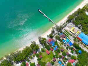 瓜隆岛Kohrong Central Beach的享有海滩的空中景致,设有房屋和水