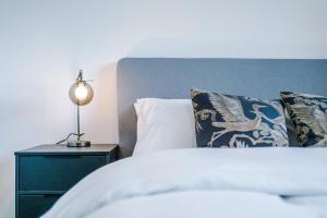 En eller flere senge i et værelse på Modern 1BR Apartment in Central Warrington