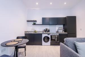 Køkken eller tekøkken på Modern 1BR Apartment in Central Warrington + 39 billeder