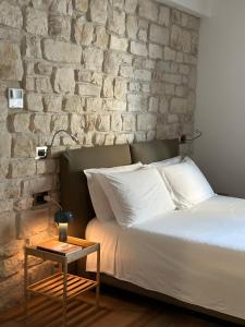 Postel nebo postele na pokoji v ubytování Olivia Rooms Teocrito + 21 fotografií