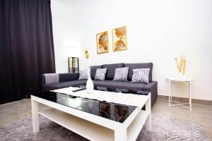Posezení v ubytování Newly furnished brand new 1BHK in Al Warsan