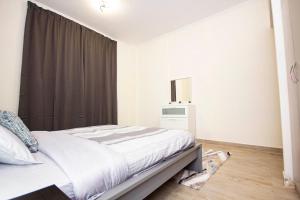 Postel nebo postele na pokoji v ubytování Newly furnished brand new 1BHK in Al Warsan