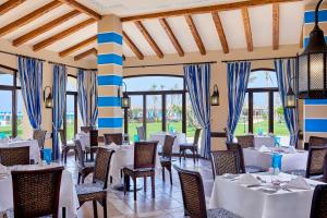 Restaurace v ubytování JAZ Almaza Beach Resort, Almaza Bay