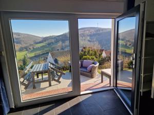 desde el balcón de una casa con puertas correderas de cristal en Wohnen auf Zeit Hagen Monteurunterkunft & Übergangswohnungen, en Hagen
