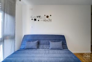 a bedroom with a blue bed with stars on the wall at Terre - Proche A 10 - 2V - Parking in Saint-Pierre-des-Corps