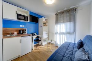 a small apartment with a kitchen and a bed at Terre - Proche A 10 - 2V - Parking in Saint-Pierre-des-Corps