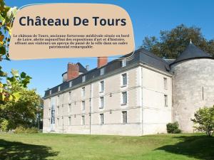 an image of a castle with the text chateaux de tours at Terre - Proche A 10 - 2V - Parking in Saint-Pierre-des-Corps
