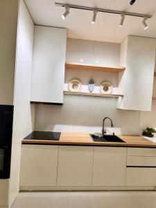 Кухня или мини-кухня в Capital city apartments 377
 +4 фотографии