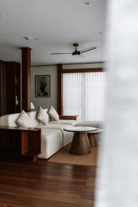 a living room with a bed and a table at Grün Resort Uluwatu in Uluwatu