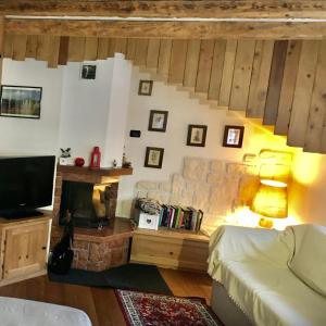 Televízia a/alebo spoločenská miestnosť v ubytovaní Ciaseles a due passi da Cortina d'Ampezzo