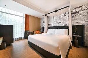 Arthur Hotel Luogang Xiangang Metro Guangzhou-Free Breakfast and Free Afternoon Teaにあるベッド
