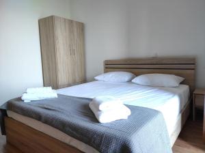 a bedroom with two towels sitting on a bed at Kea's Hidden Diamond in Otziás