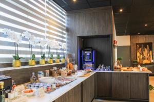 卡诺海滩The Originals Boutique, Hôtel Neptune, Montpellier Sud的厨房的柜台上放着食物