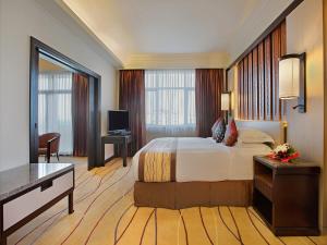 Giường trong phòng chung tại PARKROYAL Yangon
