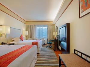 Giường trong phòng chung tại PARKROYAL Yangon