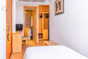 Voodi või voodid majutusasutuse Hotel Serrano toas