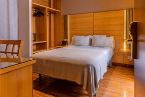 Voodi või voodid majutusasutuse Hotel Serrano toas