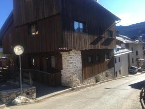 Budova, v ktorej sa apartmán nachádza + 26 fotografií