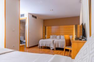 Voodi või voodid majutusasutuse Hotel Serrano toas