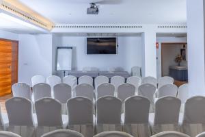 Ärikülastajate ala ja/või konverentsiruum majutusasutuses Hotel Serrano