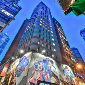 um edifício alto com um mural ao lado em Hotel Madera Hollywood em Hong Kong