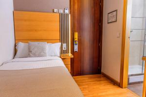 Voodi või voodid majutusasutuse Hotel Serrano toas