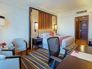 Khu vực ghế ngồi tại PARKROYAL Yangon