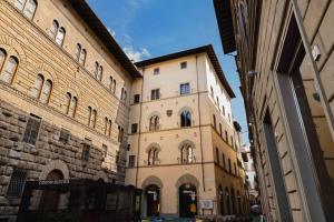 een hoog gebouw in het midden van twee gebouwen bij Strozzi Luxury View, RE Apartments Collection in Florence