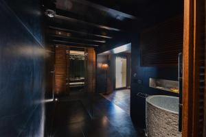 een badkamer met een bad en een donkerblauwe muur bij Strozzi Luxury View, RE Apartments Collection in Florence +53 foto's