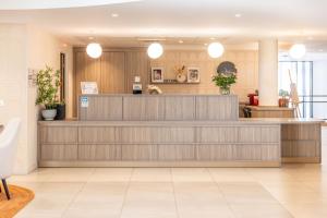 una sala de espera con mostrador y recepción en Zenao Appart'hôtels Villeneuve Loubet, en Villeneuve-Loubet
