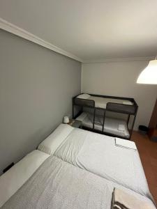 Cama o camas de una habitación en Roomin Hostel