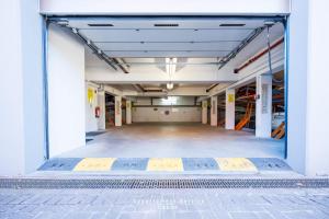 Un estacionamiento vacío con una puerta abierta en Hafenresidenz Fördeglück, en Laboe