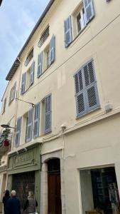 a building with people walking in front of it at Loft 3 pièces dans vieil Antibes in Antibes