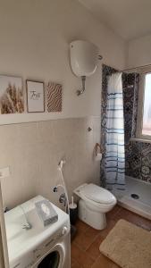 ein Badezimmer mit Toilette, Waschbecken und Dusche in der Unterkunft Casa Emma in San Nicola Arcella