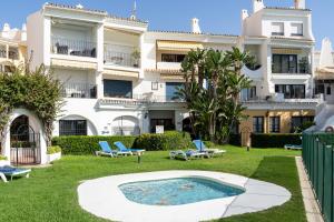 Bazén v ubytování Beachfront Puerto Cabopino nebo v jeho okolí