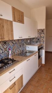 eine Küche mit weißen Schränken und einer Spüle in der Unterkunft Casa Emma in San Nicola Arcella + 43 Fotos