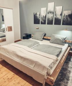 Postel nebo postele na pokoji v ubytování Zefix - Apartment im Bäderdreieck