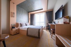 TV a/nebo společenská místnost v ubytování Avec Hotel