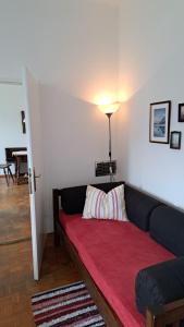 a living room with a couch with a red blanket at Am Baalstein in Traunkirchen