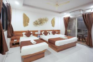 Hotel Green Exotica Mahabaleshwar客房内的一张或多张床位