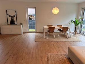 un salon avec une table et des chaises de salle à manger dans l'établissement Ludwig1, à Kindsbach