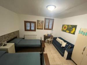 a living room with a couch and a bed at Con il filo tra le dita in Ronchi dei Legionari