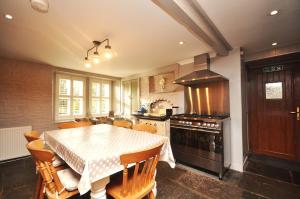 Η κουζίνα ή μικρή κουζίνα στο Woodbank Cottage - Cosy Cottage Retreat