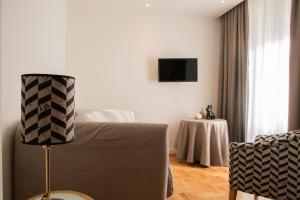 Televízia a/alebo spoločenská miestnosť v ubytovaní Ambassador Palace Hotel