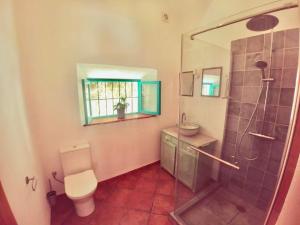 Kúpeľňa v ubytovaní Cortijo Jamaica - Off Grid Paradise - Costa Tropical