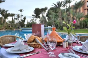 Bazén v ubytování Hôtel Le Semiramis Marrakech by Bravia Hotels nebo v jeho okolí