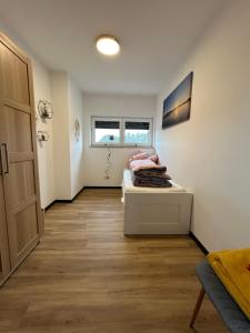 Una pequeña habitación con una cama y una ventana. en Haus Herzglück, en Rheinsberg