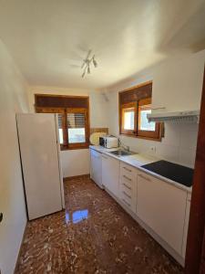 Kuchyň nebo kuchyňský kout v ubytování Modern Apartment in Escadarcs, 60 sqm with Mountain View