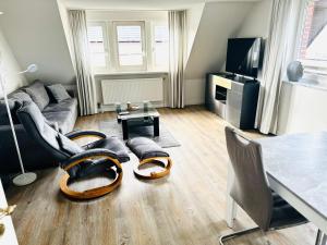 una sala de estar con un sofá y una mesa en Meer-Lust-Sylt family and friends - 2025 refreshed, en Westerland